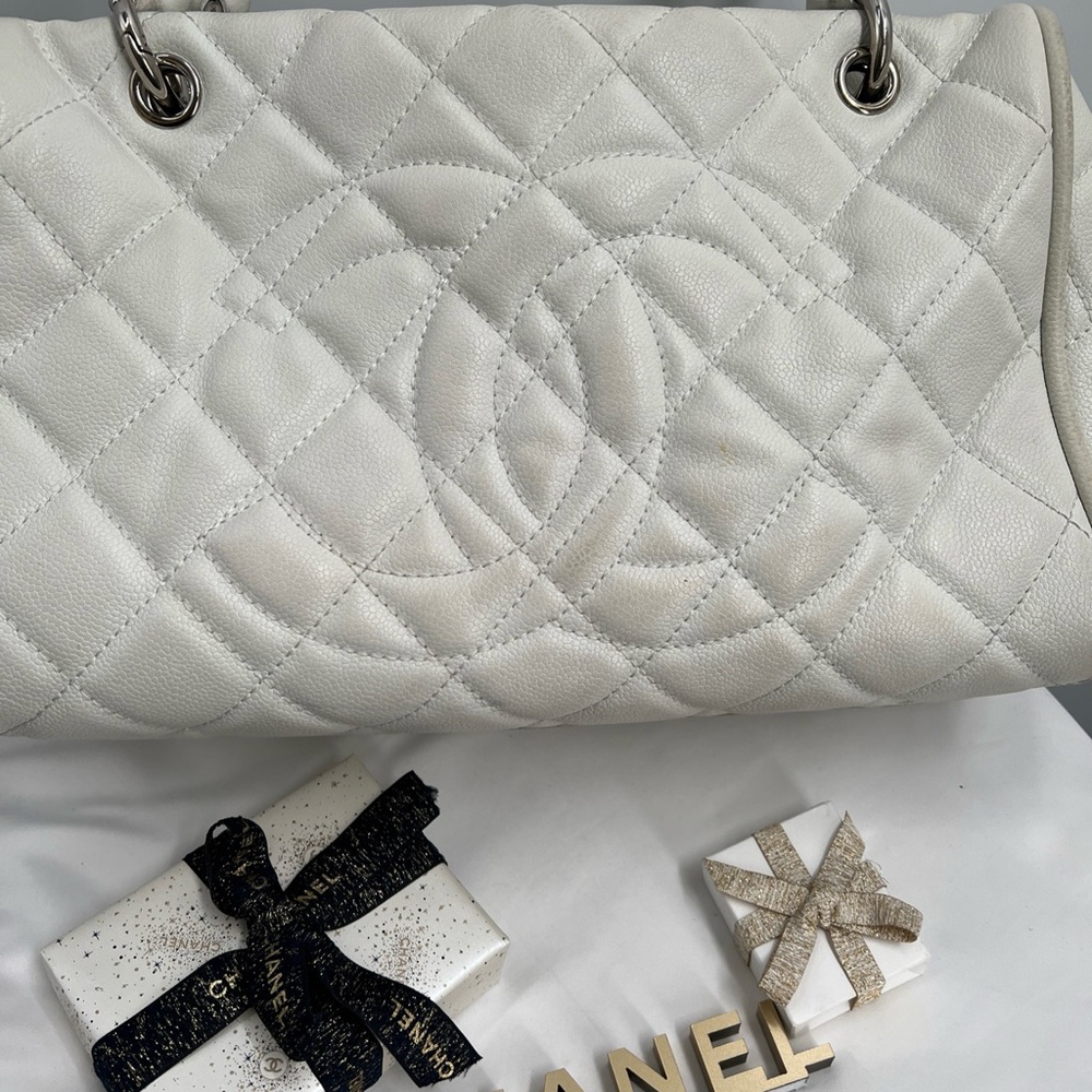 CHANEL Women's Matelasse Handbag, Caviar Skin, White Timeless Bowler Bag
